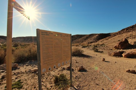 En plein desert du Neguev, il suffit de suivre le soleil pour s'orienter, meme si les panneaux a l'entree de la reserve naturelle se revelent bien utiles aussi.